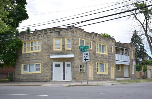 Niagara Falls House | THE STONE CASTLE-Free Parking, Minutes From Falls & Casino
