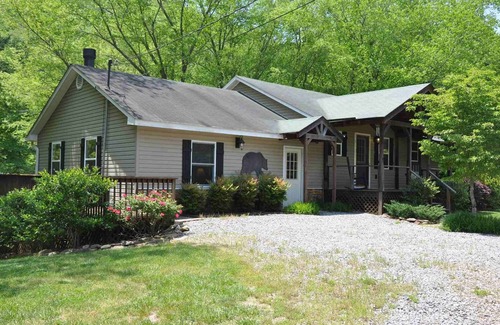 Mineral Bluff Cabin | TOCCOA FISH TRAP- A FISHERMAN`S DREAM CABIN.DOG FRIENDLY,TOCCOA RIVER