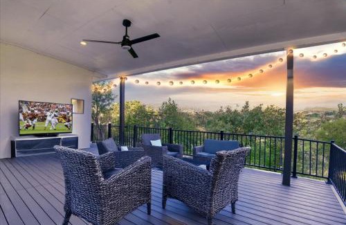 Northshore On Lake Travis Villa | Tranquil Lakefront Villa -Jacuzzi, Pickle Ball, Movie, Winery