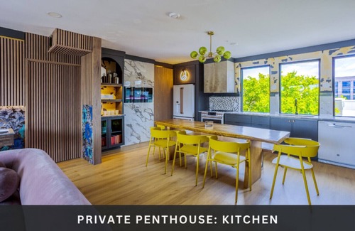 East Cesar Chavez Condo | (Unit 4) 6th Street Suite: 4BR/11Beds - Pool, Rooftop, Garden Bars, Walk to Everything!