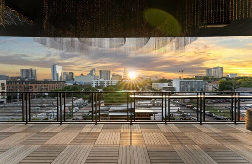 East Cesar Chavez Condo | (Unit 4) 6th Street Suite: 4BR/11Beds - Pool, Rooftop, Garden Bars, Walk to Everything!