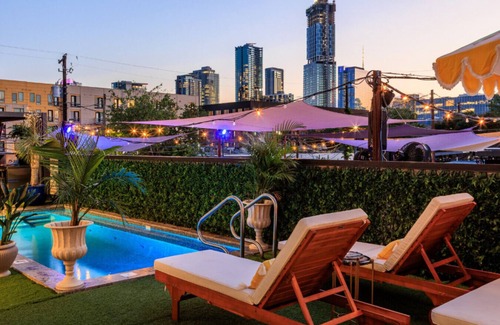 East Cesar Chavez Condo | (Unit 4) 6th Street Suite: 4BR/11Beds - Pool, Rooftop, Garden Bars, Walk to Everything!