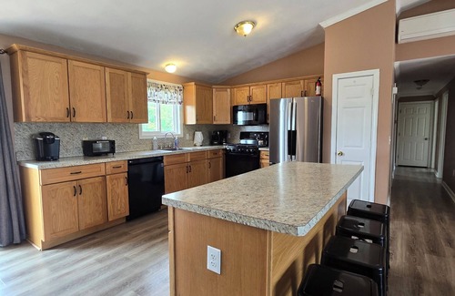 Eastward Look House | Updated Central A/C 6 Bd Rm 3 ba Home Sleeps 12 Scarborough Beach walking dist.