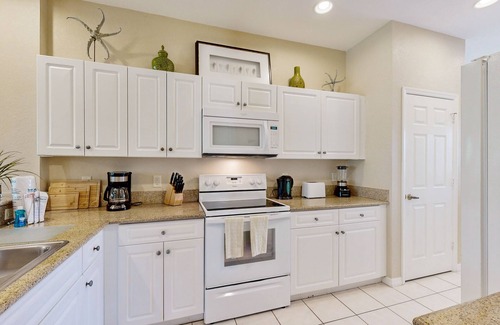 Naples Condo | Upgraded Greenlinks Golf Villas Condo | All-New Appliances | Luxe Pool & Spa