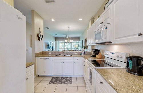 Naples Condo | Upgraded Greenlinks Golf Villas Condo | All-New Appliances | Luxe Pool & Spa