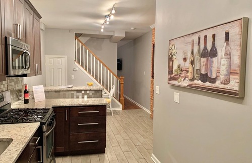 Downtown Baltimore House | Upscale 2BD/1.5BA townhome mins to JHH & downtown