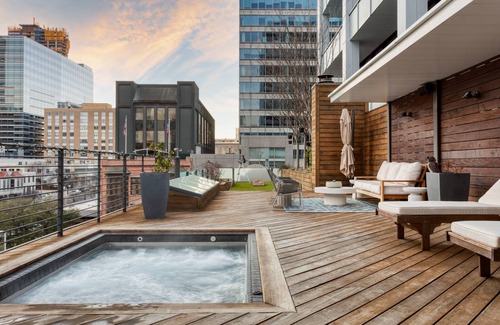 Downtown Austin House | Paramount Place by AvantStay 4 Story Apartment in Heart of Austin w/ Movie Theatre & Hot Tub
