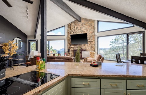 Evergreen Cabin | VIEWS PanoramicvSauna Hot Tub Mountain House the VIEW HAUS'18 mins to Red Rocks!