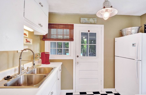 Kings Terrace House | Walk to Beach 14 minute walk to Village Outdoor Shower Porch Swing