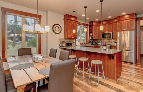 Cle Elum House | Walk to Golf and The Spa | Free WiFi | Private Hot Tub and Gas Fire Pit