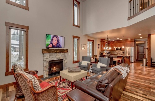 Cle Elum House | Walk to Golf and The Spa | Free WiFi | Private Hot Tub and Gas Fire Pit