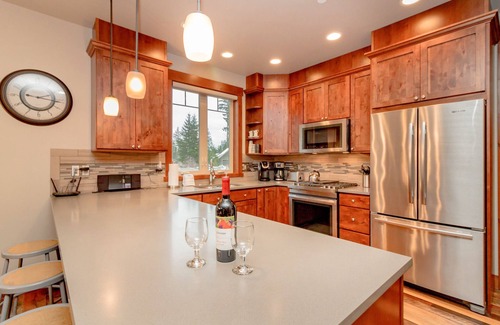 Cle Elum House | Walk to Golf and The Spa | Free WiFi | Private Hot Tub and Gas Fire Pit