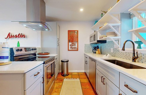 Port Aransas Condo | Walk to Sandfest , Shared Pool, Board Walk to Beach