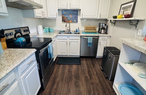 St. Marys House | Warm and Bright Pet Friendly Home with Full Privacy Fenced Backyard!