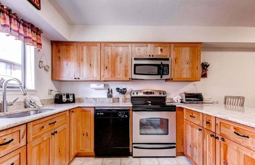 Four O'Clock House | Winterpoint 22 is close to Peak 8 and 9, walk to town!