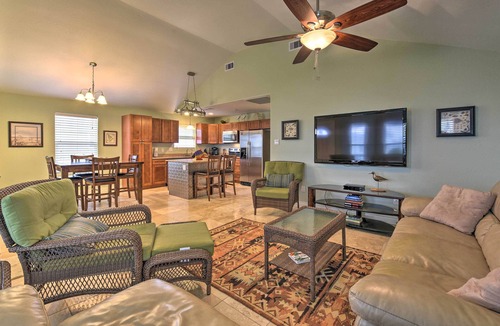 Isla Del Sol House | 1/4 Mi to Beach: Canal-View Home in Galveston!