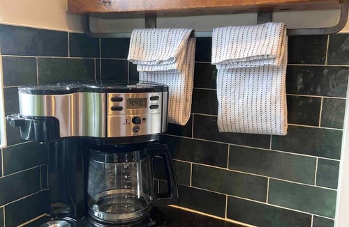 City Park West Apartment | 1 Bedroom Apt, Full Kitchen, private unit in City Park!