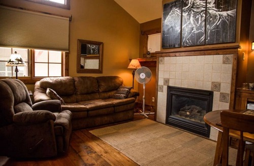 Estes Park Cabin | 1 Bedroom suite with fireplace and jacuzzi tub.