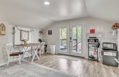 McQueeney House | 1-bedroom vacation home just 14 minutes from Comal River Perfect Romantic Escape