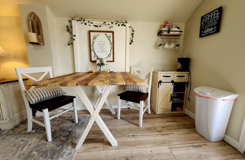 McQueeney House | 1-bedroom vacation home just 14 minutes from Comal River Perfect Romantic Escape