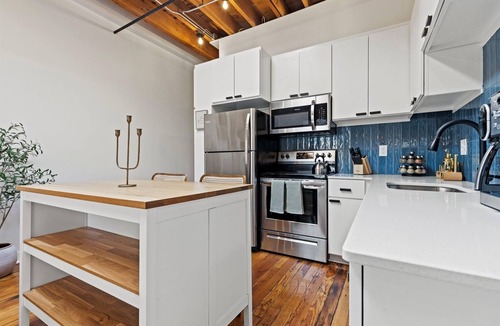 Crossroads Arts District Condo | 1 Bedroom Walkable to T-Mobile, P&L, Streetcar + Pkg