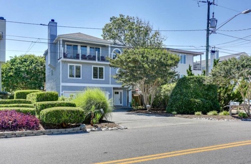 Croatan Beach House | 1 BLOCK TO BEACH, Delightful & Spacious, 4 BR/3.5BA Virginia Beach Vacation