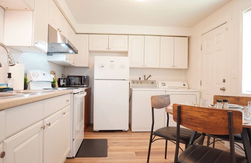 Everett House | 1 King 2BR w/smartTV, Wifi & stocked kitchen in tranquil