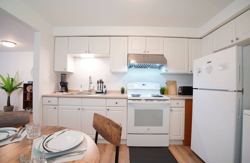 Everett House | 1 King 2BR w/smartTV, Wifi & stocked kitchen in tranquil
