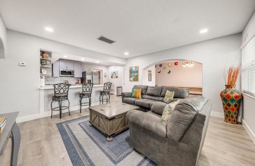 Lantana House | 1 Mi to Beach Sunny Lantana Cottage with Pool!