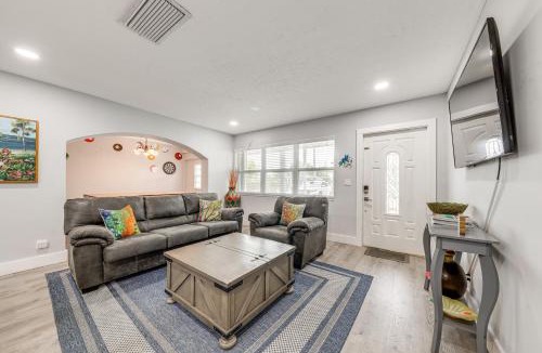 Lantana House | 1 Mi to Beach Sunny Lantana Cottage with Pool!