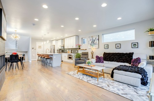 Lincoln Park House | 1 Mi to Dtwn Denver: Sleek Duplex w/Rooftop Deck!