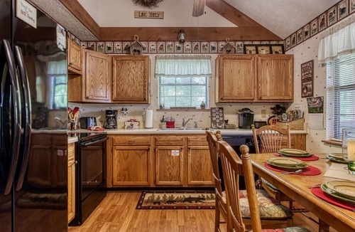 Gatlinburg - Pigeon Forge Cabin | 10 min to Dollywood/Cal Ripken Field, Firepit, Foosball, Hot Tub, Private