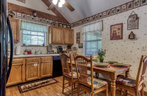 Gatlinburg - Pigeon Forge Cabin | 10 min to Dollywood/Cal Ripken Field, Firepit, Foosball, Hot Tub, Private