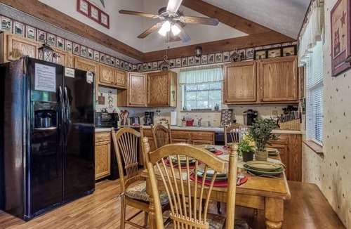 Gatlinburg - Pigeon Forge Cabin | 10 min to Dollywood/Cal Ripken Field, Firepit, Foosball, Hot Tub, Private