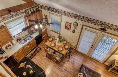 Gatlinburg - Pigeon Forge Cabin | 10 min to Dollywood/Cal Ripken Field, Firepit, Foosball, Hot Tub, Private