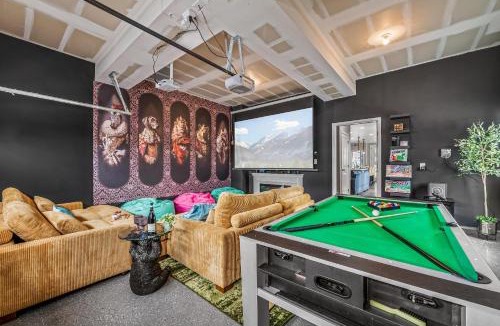 Dupont House | 10 min to DT, Luxe 4BR w Movie Theater, Game Room