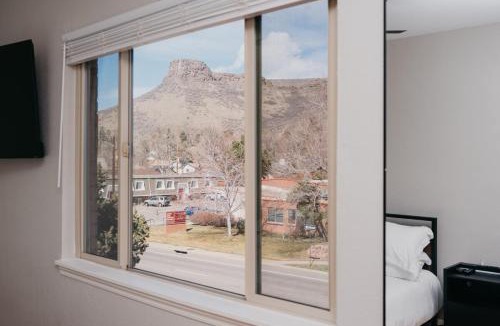 Golden Apartment | 10 min to Red Rocks KING BED Bike Storage DT Golden