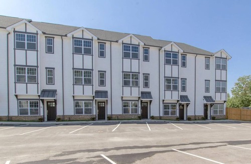 Charlotte Park Apartment | 10 Mins To Broadway - Unwind in Style