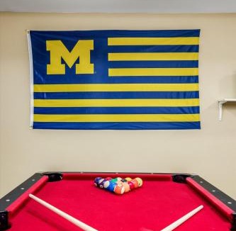 Ann Arbor House | 10 Mins To The Big House and Sleeps Up To 10 Guests