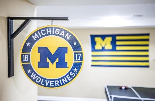 Ann Arbor House | 10 Mins To The Big House and Sleeps Up To 10 Guests