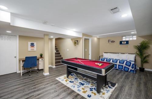 Ann Arbor House | 10 Mins To The Big House and Sleeps Up To 10 Guests