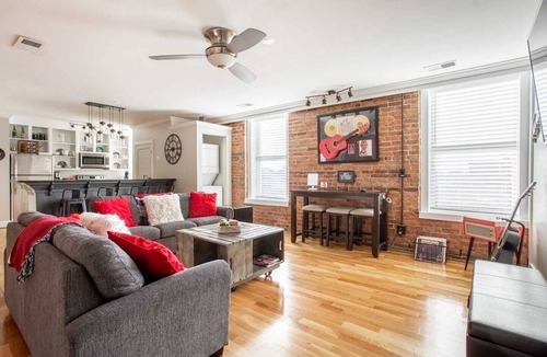 Downtown Nashville Condo | 10 minute walk to bars! FREE parking - Spacious Downtown Condo