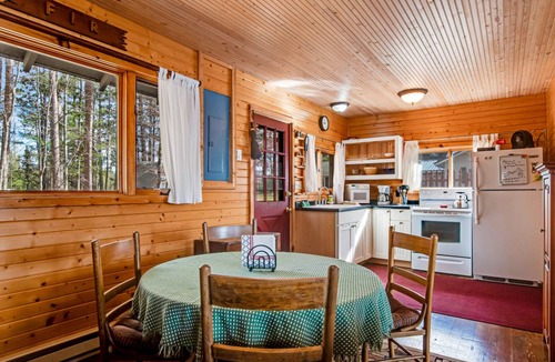 Three Lakes Cottage | 102 m² Cabin ∙ 2 bedrooms ∙ 4 guests