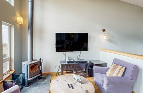 Happy Camp Hideaway Condo | 107 m² Condo ∙ 3 bedrooms ∙ 8 guests