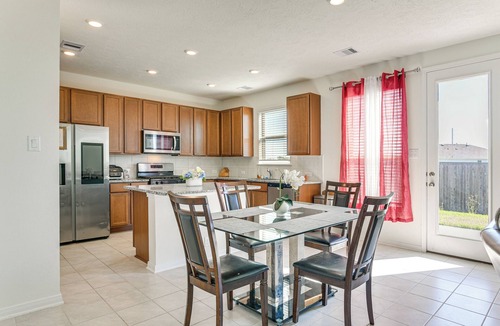 La Marque House | 11 Mi to Beach: La Marque Home w/Patio!