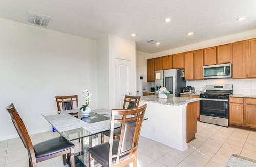 La Marque House | 11 Mi to Beach: La Marque Home w/Patio!