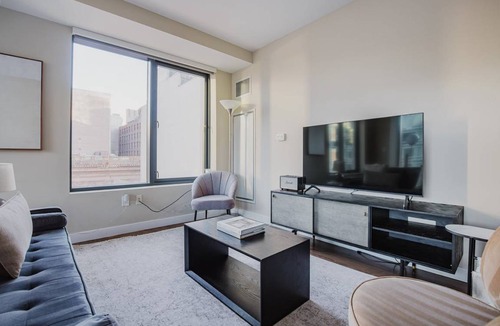 Theatre District Apartment | 113 m² Apartment ∙ 2 bedrooms ∙ 4 guests