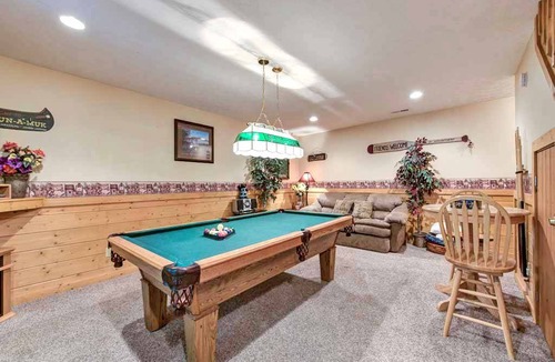 Black Bear Falls Cabin | 115 m² Cabin ∙ 2 bedrooms ∙ 8 guests
