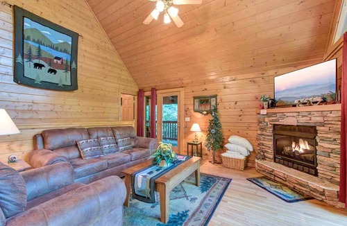 Black Bear Falls Cabin | 115 m² Cabin ∙ 2 bedrooms ∙ 8 guests