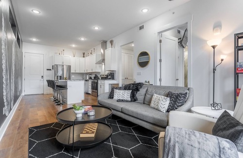 Inglewood Condo | 13 Minutes to Broadway, Opryland, & Airport w/Theater & Murals + Rooftop Deck!